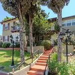 Charming Duplex Home In Sherman Oaks